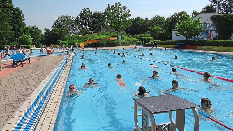 Zu Beginn des Trainings wärmen sich die Kinder bei einigen Schwimmrunden auf.