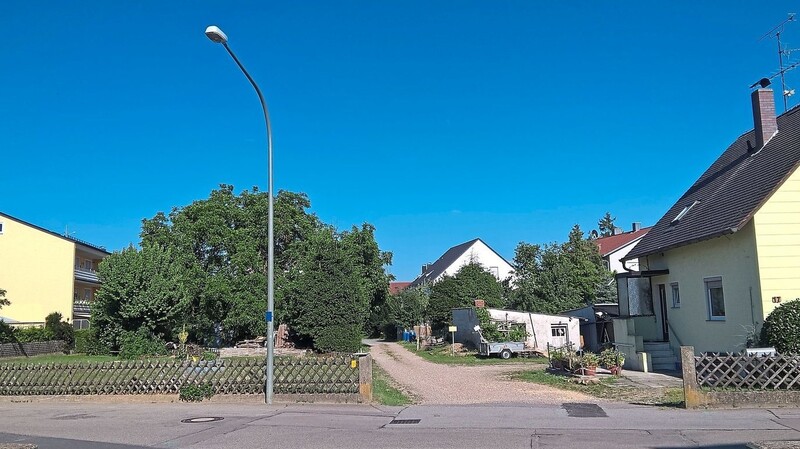 Das Grundstück im Bereich der östlichen Ringstraße in Tegernheim, das nach dem Abriss des rechts im Bild befindlichen älteren Hauses von einem Bauträger bebaut werden soll.
