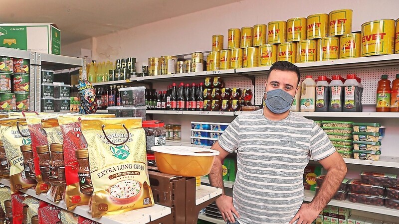 Achmed Shevan (35) steht stolz in seinem kleinen Laden an der Fischergasse.