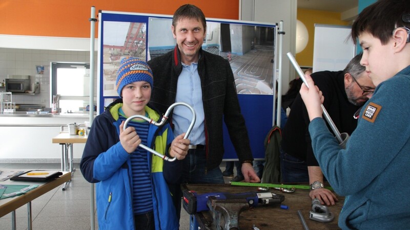 Ein Herz aus Rohren machen die Schüler bei der Stoiber Haustechnik aus Woppmannsdorf.