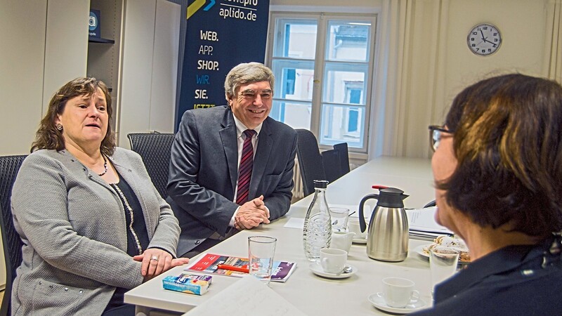 MdB Marianne Schieder und ihr CSU-Kollege Karl Holmeier im Gespräch mit Redakteurin Elisabeth Geiling-Plötz.  Fotos: Altmann