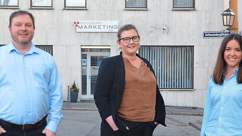 Gut aufgestellt für die Moosburger Marketing-Zukunft: Geschäftsstellenleiter Thomas David mit Sarah Engel (Mitte) und Ann-Kathrin Maier, die bereits seit sieben Jahren für die Genossenschaft arbeitet.