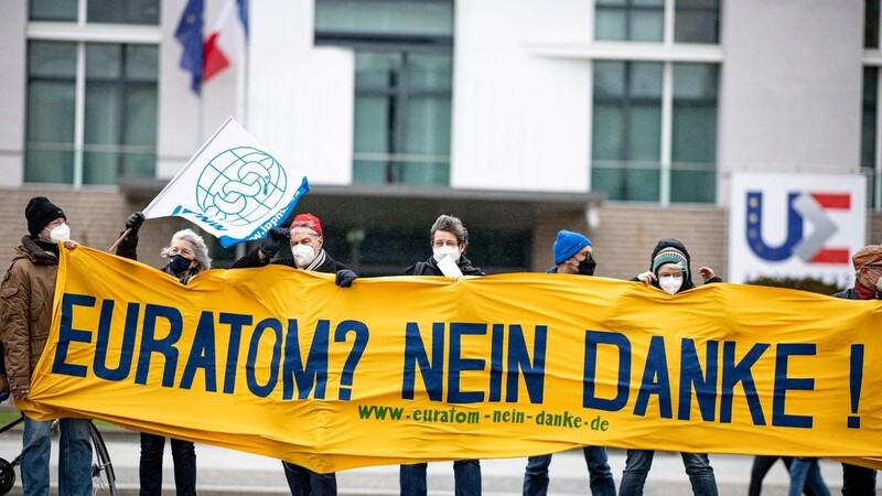Aktivisten nehmen an der Aktion "EU-Taxonomie retten: Kein Ökolabel für Gas und Atom!" mit einem Banner mit der Aufschrift "Euratom? Nein Danke!" vor der französischen Botschaft am Pariser Platz teil.