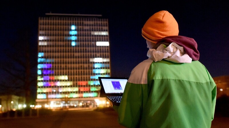 Studenten der Uni Kiel haben das Hochhaus zu einem gigantischen Display umfunktioniert. Nun spielen sie dort Klassiker wie Tetris.