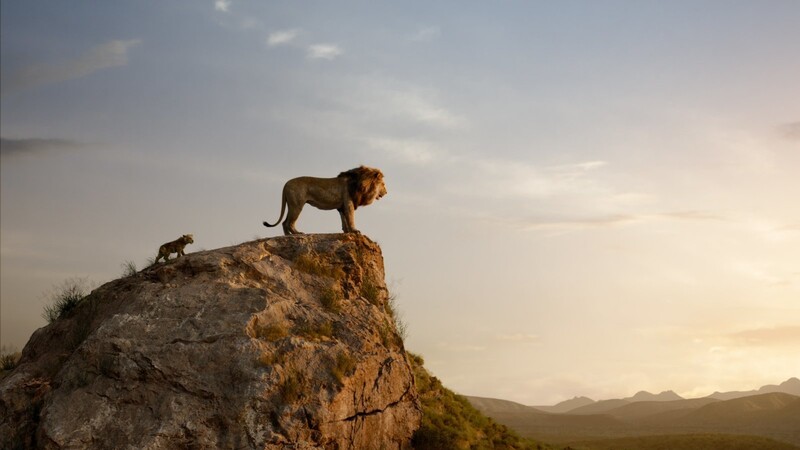 König Mufasa zeigt seinem kleinen Sohn Simba vom hohen Felsen aus das Königreich: "Das alles wird einmal Dir gehören."