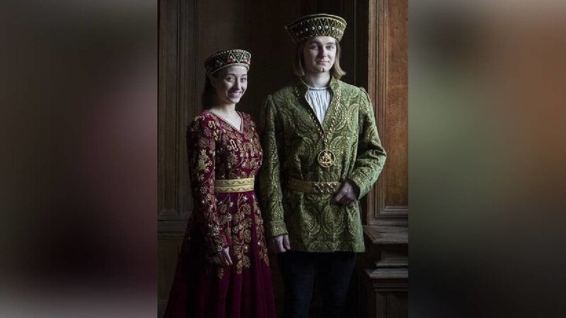 Das Brautpaar der Landshuter Hochzeit aus 2017 trägt Schmuckstücke die einer Hochzeit würdig sind.