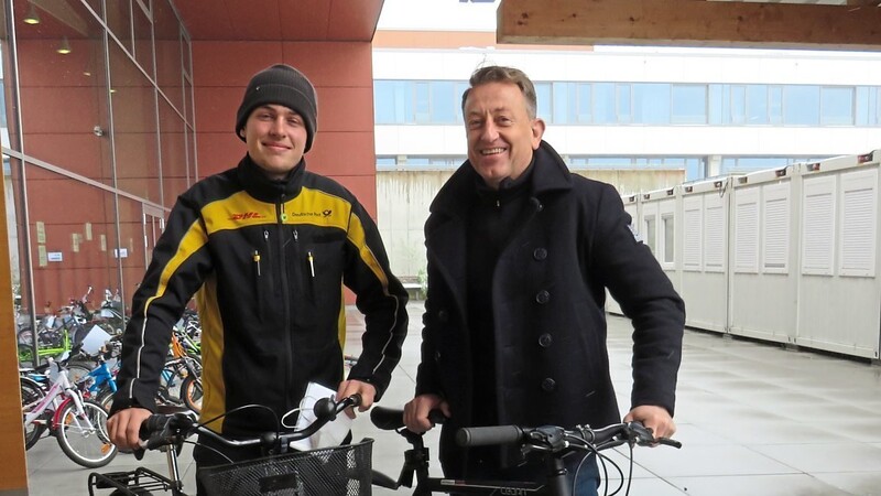 Gleich zwei Räder ergatterte das Duo: Ein Zehn-Euro-Rad für den Studienort des Sohnes und eines für Zuhause.