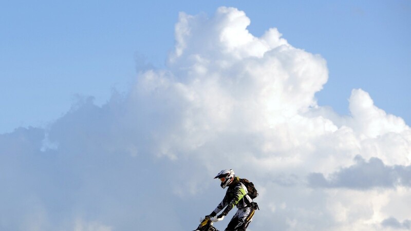 In Bodenkirchen ließ am Montag ein Vater seinen erst neunjährigen Sohn auf einer Motocrossmaschine fahren.