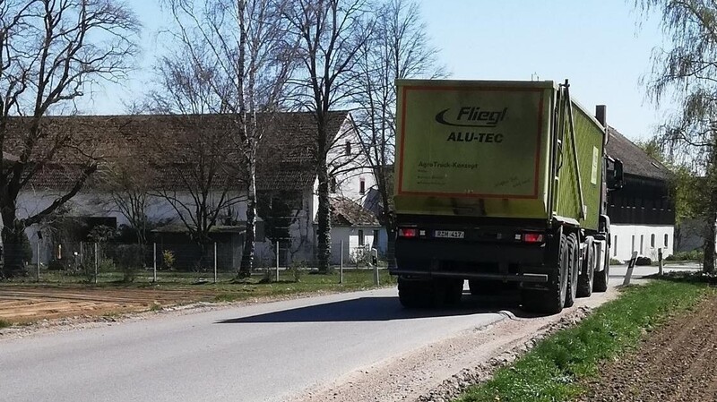 Lastwagen der Firma Hahn beschädigen die Böschung an der Zufahrt zum Betrieb.