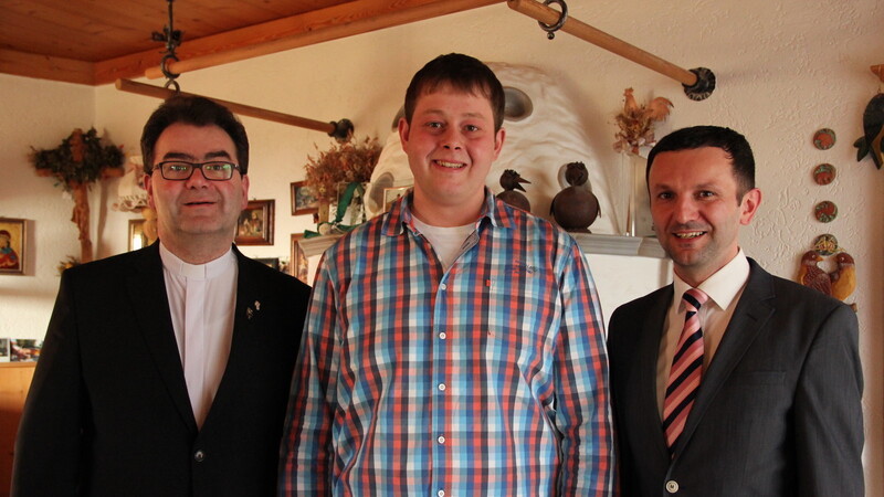 Nach seiner Wahl: Pfingstbräutigam Michael Kuchler zusammen mit Stadtpfarrer Herbert Mader und Bürgermeister Markus Hofmann. (Foto: Franz Amberger)