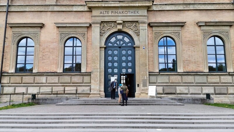 In der Alten Pinakothek gingen gestern um 10 Uhr die Türen auf, nur die Besucher wollten noch nicht so recht. 60 Gäste kamen in den ersten vier Stunden, doch das wird sich vermutlich bald einpendeln.