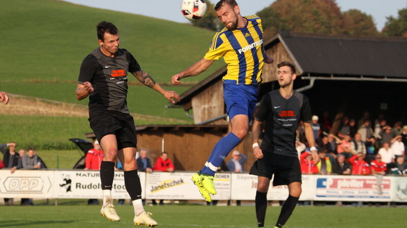 Der TSV Bogen (gelb-blaue Trikots) hat in Neukirchen drei Punkte geholt.
