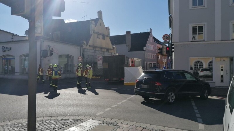 An der Kreuzung Bismarkplatz/Wagnergasse in Landshut hat sich am Mittwochmittag ein Unfall ereignet, bei dem eine achtjährige Schülerin unter einem Fahrzeug eingeklemmt und verletzt wurde.
