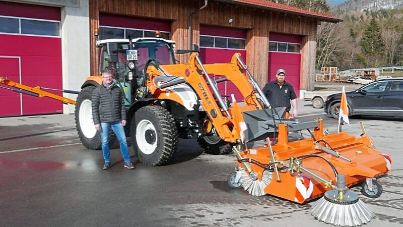 Bürgermeister Heinz Niedermayer und stellvertretender Bauhofleiter Sige Wagner mit dem neuen Traktor und den Anbaugeräten.