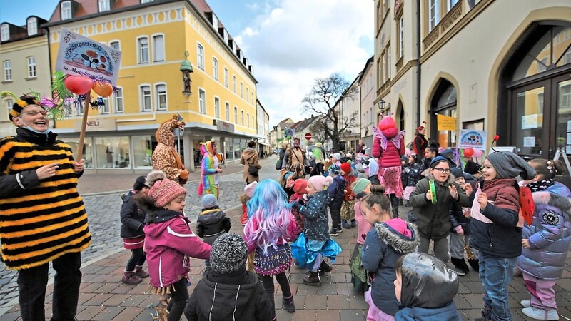 Vor dem Rathaus tanzten und musizierten alle Kinder und Erzieherinnen gemeinsam zur Biene-Maja-Musik.