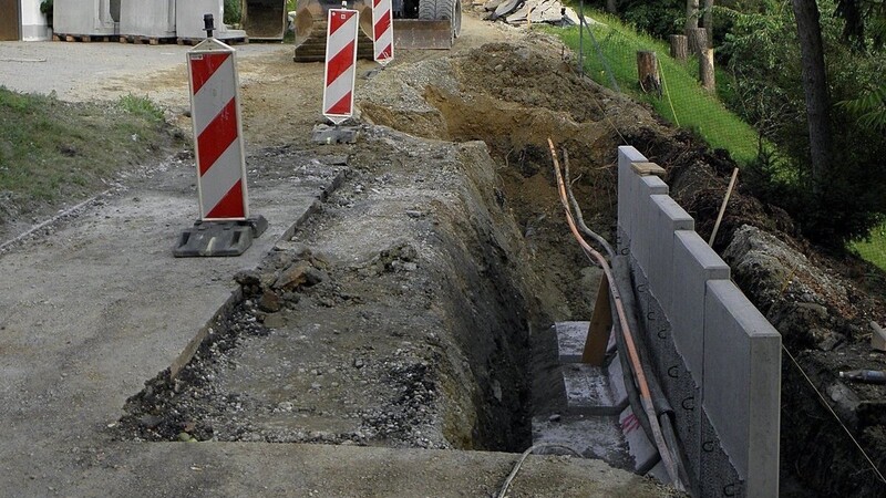 Zur Sanierung der Bergstraße Unholzing werden an verschiedenen Stellen Stützungen eingebaut.