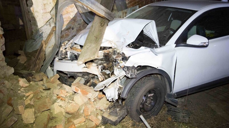 Ein Autofahrer hat am Samstagabend kurz vor Rutting einen Unfall verursacht.