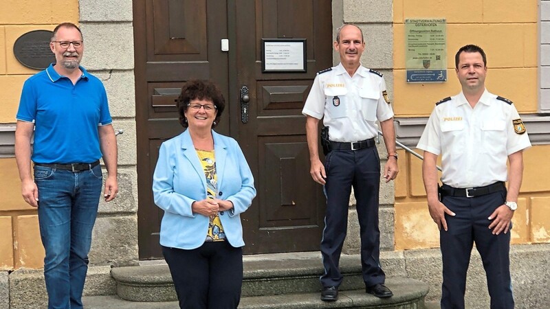 POK Andreas Bauer (r.) ist der neue Kontaktbeamte der Stadt Osterhofen, zu verdanken haben Bürgermeister Liane Sedlmeier und Ordnungsamtsleiter Markus Vierthaler dies PHK Elmar Kastl.