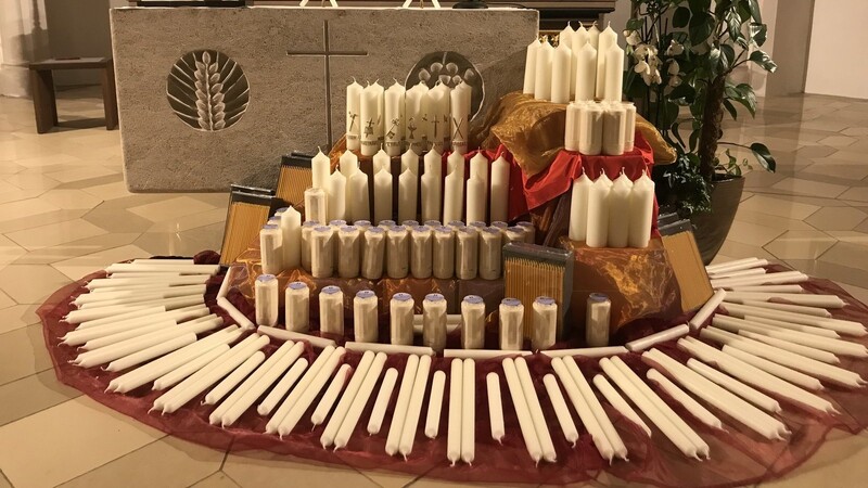 Die gesegneten Jahreskerzen der Pfarrei Ergolding mit den Kerzen zum Blasiussegen (auf dem Altar).