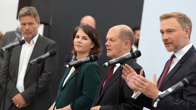 Grünen-Chef Robert Habeck (l.) und FDP-Chef Christian Lindner (r.) könnten Olaf Scholz im neuen Bundeskabinett in die Zange nehmen.
