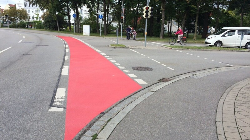 Die roten Markierungen der Radwege in Kreuzungsbereichen bringen erhebliche Sicherheit für die Radler und wurden von der Bewertungskommission ausdrücklich gelobt.