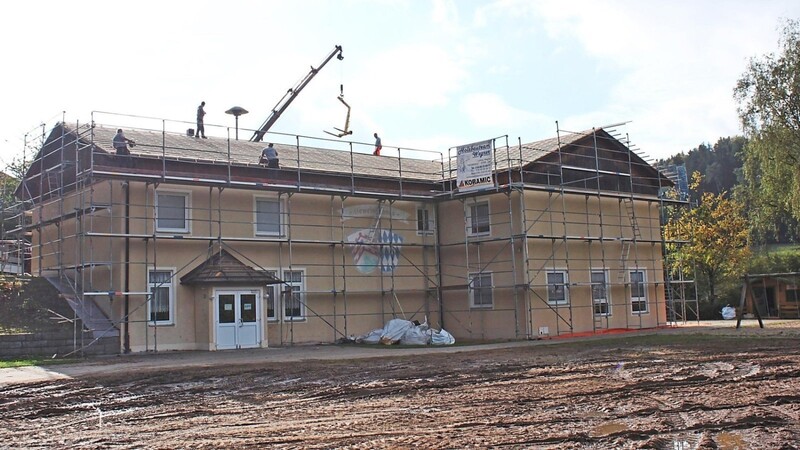 Das Gemeinschaftshaus erhält ein neues Dach.