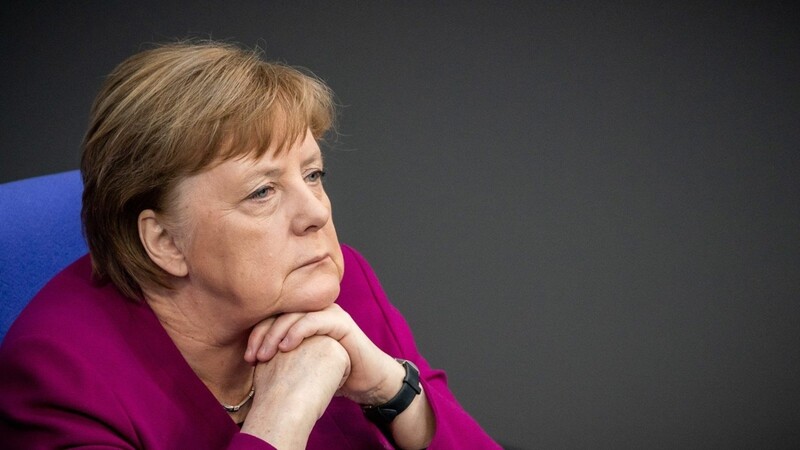 Angela Merkel wird in der kommenden Woche mit den Länderchefs über die Fortführung der Bundesliga entscheiden.