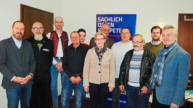 Parteivorsitzender Robert Neuhauser (links) mit neun der 44 Listenkandidaten für den Stadtrat 2020 der Bayernpartei sowie dem stellvertretende Landesvorsitzende Fritz Zirngibel (rechts).