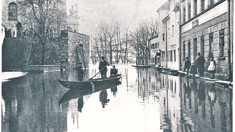 Niederbayerische Gondoliere: Das Hochwasser im Januar 1920 reichte bis in die Innenstadt (hier vor der Stadtpfarrkirche Mariä Himmelfahrt).