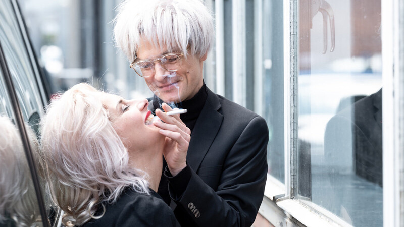 Andy Warhol (Oliver Möller) mit seiner großen - immaginierten - Liebe, Marilyn Monroe (Anina Doinet).