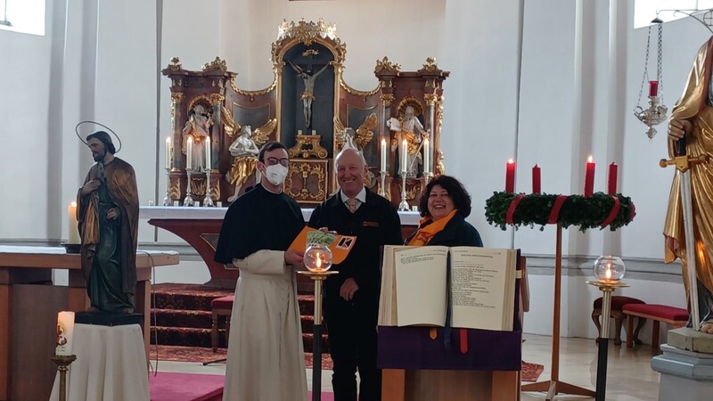 Vorsitzende Evi Reinl und Rudi Schmid überreichten an Pfarrer Bernhard Pastötter eine Spende in Höhe von 500 Euro für das Pfarrheim.