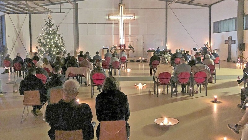 Unzählige Kerzen tauchten die Brandhalle, in der die evangelischen Christen ihren Weihnachtsgottesdient feierten, in warmes Licht.
