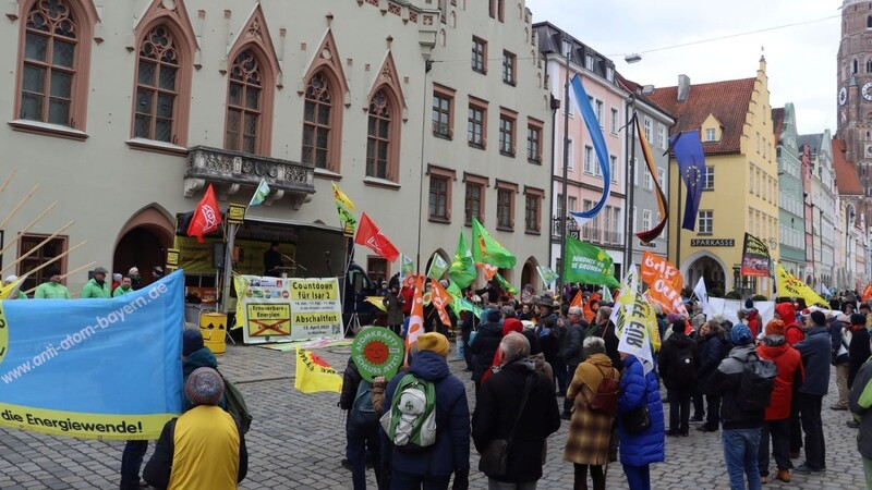 Das Bündnis für Atomausstieg traf sich im Landshut vor dem Rathaus.