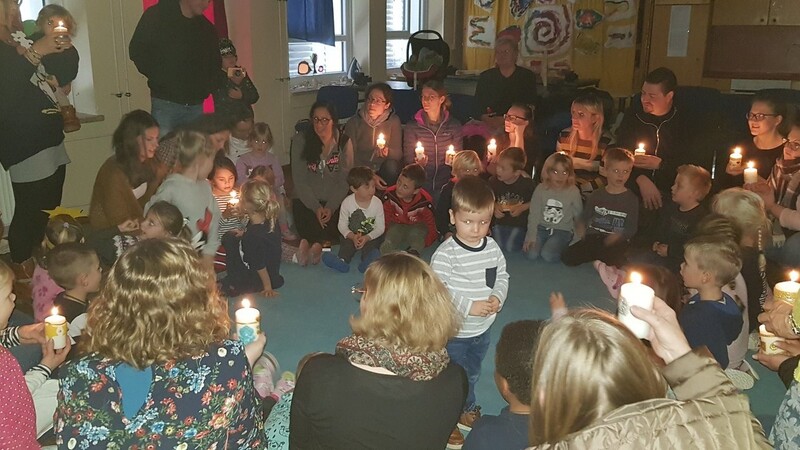 Ihre selbst gebastelten Kerzen zündeten bei ihrer Martinsfeier die Kinder der Gruppe Rappelkiste an.