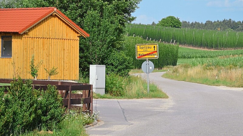 Im Zuge der Erschließung des Baugebiets "Wirtsleit'n" in Walkertshofen wird auch die Spitzauer Straße (hier am östlichen Ortsausgang) saniert.