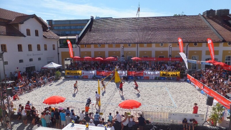 Der Klosterbauhof bietet den Beachvolleyballern und Fans jedes Jahr eine Traumkulisse.