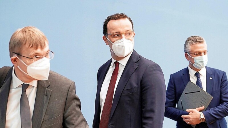 Bundesgesundheitsminister Jens Spahn, RKI-Präsident Lothar Wieler (r.) und Klaus Cichutek (l.), Präsident des Paul-Ehrlich-Instituts, blicken mit Sorge auf das Infektionsgeschehen.