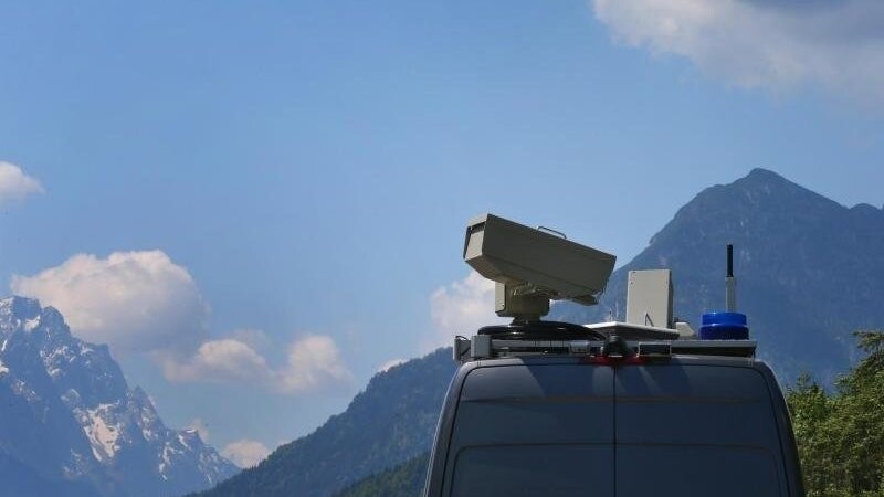 Ein Polizeiwagen fährt vor dem Panorama der Berge. Für die erneute Ausrichtung des G7-Gipfels auf Schloss Elmau in Bayern im Juni 2022 kalkuliert das bayerische Innenministerium Kosten von mehr als 160 Millionen Euro.