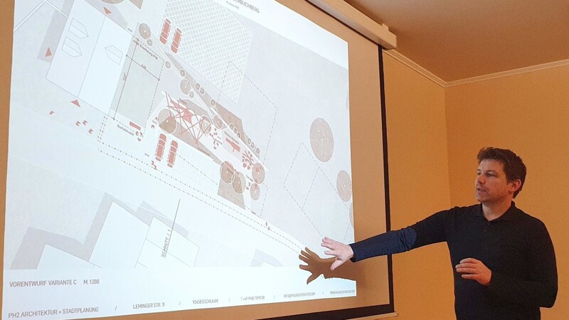 Architekt Peter Hickl erläuterte den aktuellen Gestaltungsentwurf zur "Neuen Dorfmitte Vorderbuchberg".