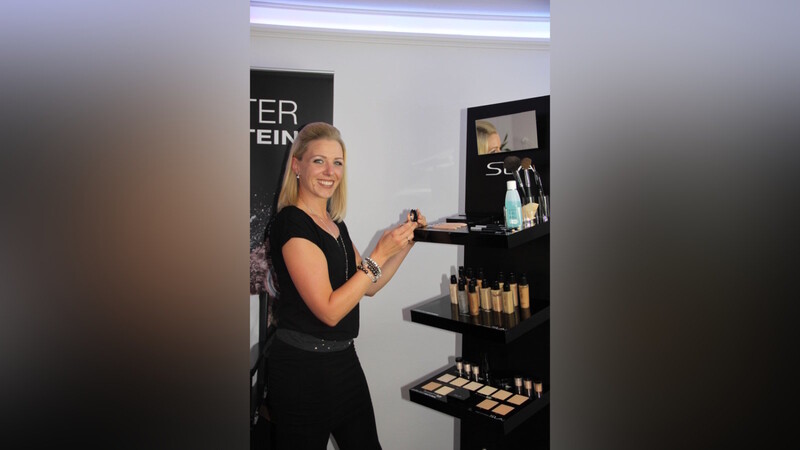 Kristina Menger verrät, wie das Make-up auch bei Gluthitze nicht verläuft. (Foto: Eva Rothmeier)
