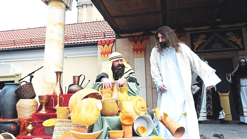 Passionsspiel am Palmsonntag: Jesus wirft die Händler aus dem Tempel.