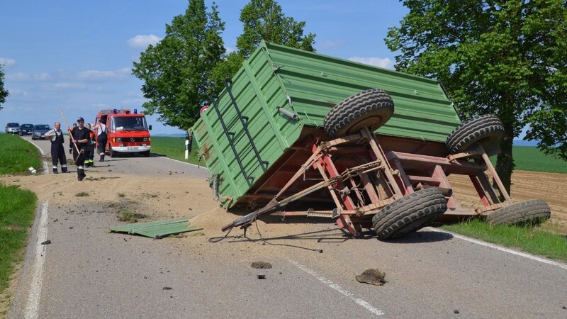 Traktorunfall bei Hellkofen am Dienstagnachmittag - 14 Tonnen Roggen verteilten sich über die Straße.