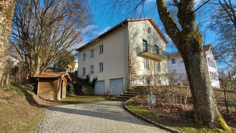Das "Lehrerwohnhaus" in Pauluszell, dahinter die Grundschule.