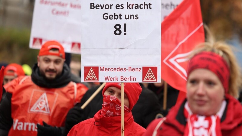Warnstreik der Beschäftigten vor dem Mercedes-Benz Werk in Berlin.