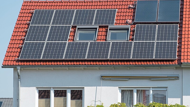 Solaranlagen auf Dächern sind mittlerweile kein außergewöhnliches Bild mehr. Ob man Bauherrn die Wahl lässt oder sie künftig zu PV-Anlagen verpflichtet, ist allerdings eine strittige Frage, wie eine Diskussion im Bauausschuss am Montag gezeigt hat.