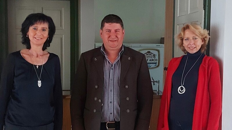 Seit dem 1. Mai 2020 im Dienst der Gemeinde: Zweite Bürgermeisterin Anna Maier, Bürgermeister Manuel Schott und Dritte Bürgermeisterin Bernadette Riebesecker.