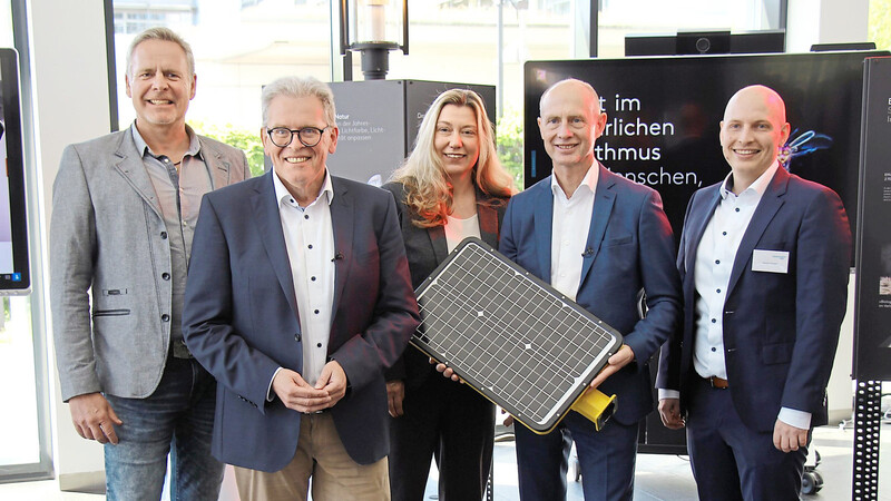 Bayernwerk-Vorstandsvorsitzender Egon Westphal (2. v. r.) präsentierte zusammen mit Vorstandsmitgliedern und Mitarbeitern die neuen Solar-Hybridleuchten, die das Unternehmen zur Straßenbeleuchtung einsetzt.