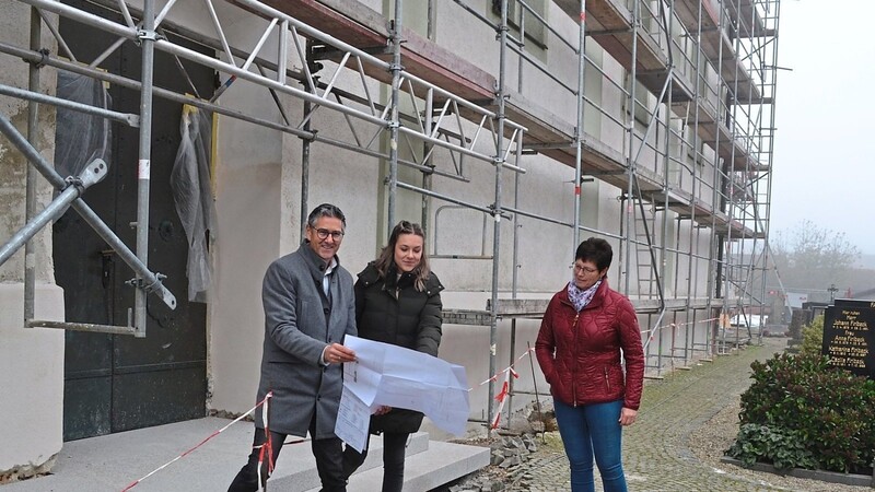 Architekt Arno Baumgartner und Tochter Lena besprechen mit Kirchenpflegerin Andrea Fischer die nächsten Maßnahmen der Außenrenovierung. Der nördliche Seiteneingang wurde bereits mit Stufen aus massivem Bayerwald-Granit mit rutschsicherer Oberfläche erstellt.