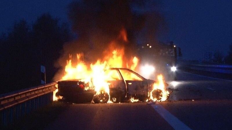 Das Auto brannte lichterloh. Auch der Tank war mit einem lauten Knall in Flammen aufgegangen. (Symbolbild)