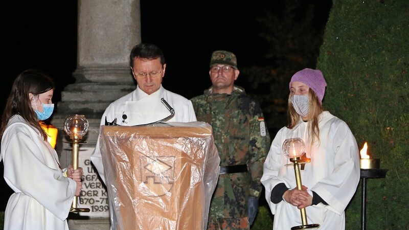Gemeindereferent Otto Pauer betete am Denkmal für die Opfer der beiden Weltkriege.